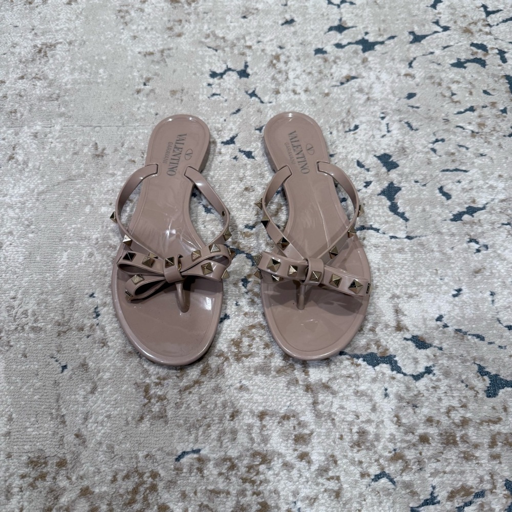 Valentino Garavani Rockstud thong Sandals